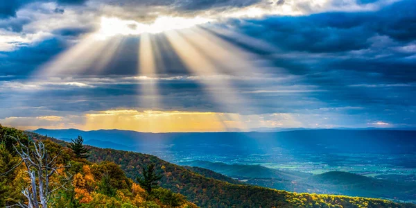 バージニア州シェナンドー国立公園の嵐の雲を通って破裂する太陽 — ストック写真