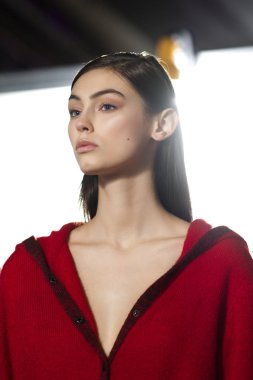 Moda model arka plan üstünde büyük perde ile