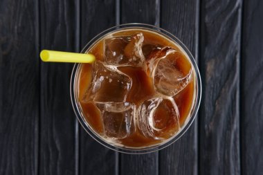 Buz kahve içecek saman ile üstten görünüm