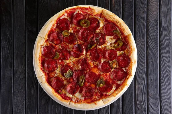 Horká Pizza Feferonky Jalapeňo Papričkou Pohled Shora — Stock fotografie