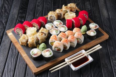 Rulo büyük dizi taş tabakta. Düzen menüsü.