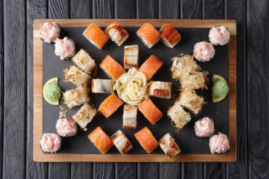 Rulo büyük dizi taş tabakta. Düzen menüsü.