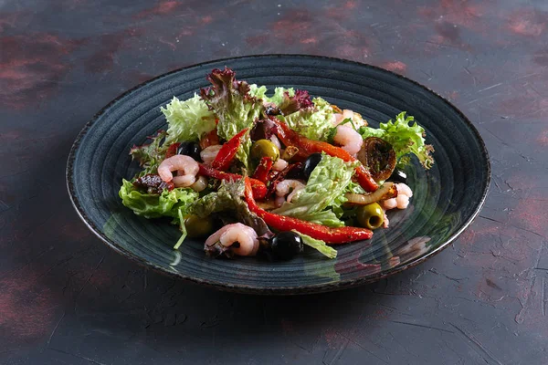 Salad Spanyol Dengan Udang Dan Tomat Sembuh — Stok Foto