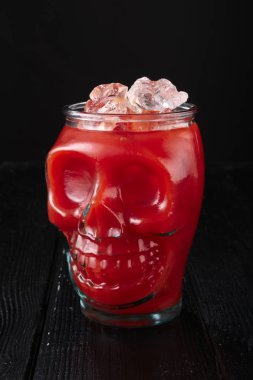 Kafatası Kupası'nda kokteyl bloody Mary