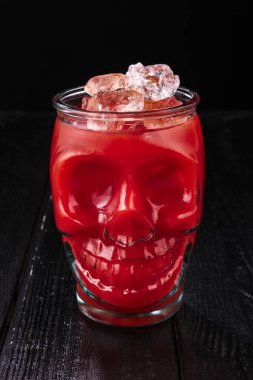 Kafatası Kupası'nda kokteyl bloody Mary