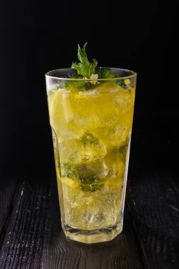 Yönlü cam soğuk narenciye limonata ile