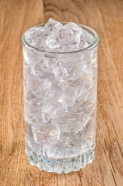 Glas Med Kallt Vatten Med Träbord — Stockfoto