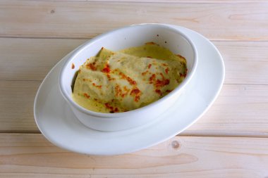 Etli dolma ve eritilmiş peynir ile kaplı ince krep