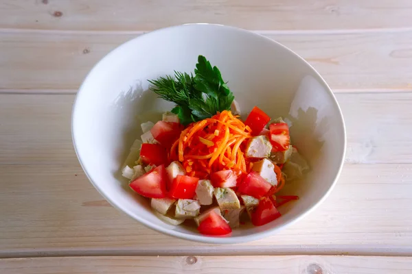 Salad Dengan Wortel Pedas Tomat Dan Ayam — Stok Foto