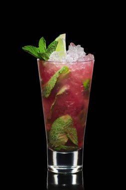 Mojito siyah izole çilek şurubu ile kokteyl varyasyonu