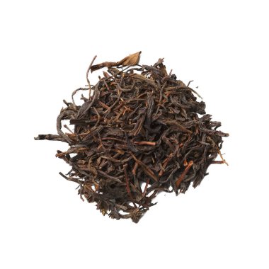 Kurutulmuş bitki çayı yığını üzerinde izole beyaz bırakır. Çay vahşi Puer üstten görünüm.