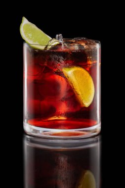 ROM ve cola kayalar cam siyah izole kokteyl