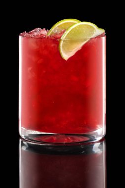 Kiraz kiriş kayalar cam siyah izole kokteyl