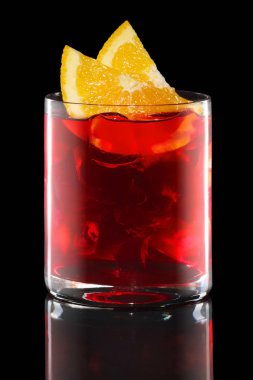 Campari ve tonik kayalarda izole üzerinde siyah cam