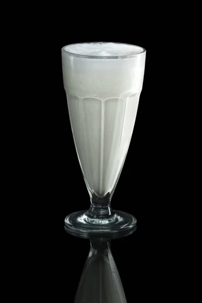 Ποτήρι Κρύο Γάλα Κοκτέιλ Απομονώνονται Μαύρο — Φωτογραφία Αρχείου