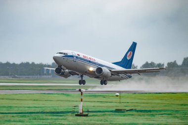 2018.06.15, Minsk, Beyaz Rusya, Ulusal Havaalanı - yağmurlu havada uçağın iniş