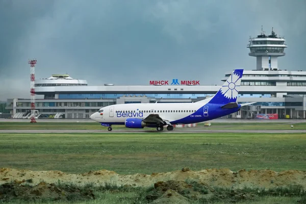 2018.06.15, Minsk, Beyaz Rusya, Ulusal Havaalanı - yağmurlu havada uçağın iniş