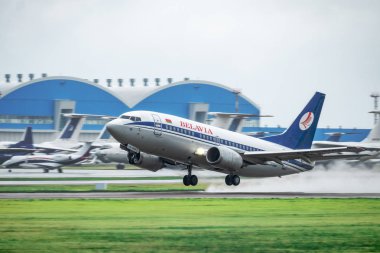 2018.06.15, Minsk, Beyaz Rusya, Ulusal Havaalanı - yağmurlu havada uçağın iniş