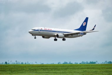 2018.06.15, Minsk, Beyaz Rusya, Ulusal Havaalanı - yağmurlu havada uçağın iniş