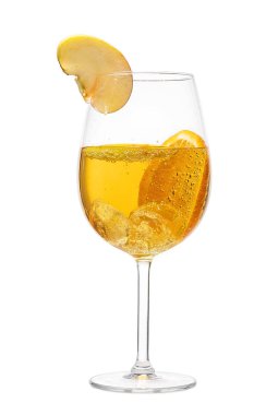 Şarap kadehi üzerinde beyaz izole soğuk sangria