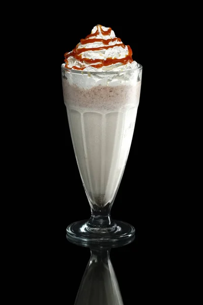 Milkshake caramello estate cocktail isolato su nero — Foto Stock