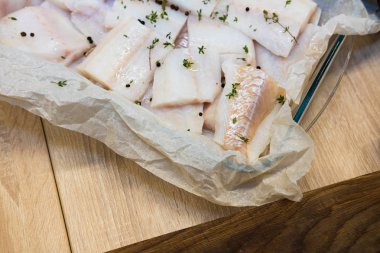 Kağıt pişirme taze beyaz balık fileto