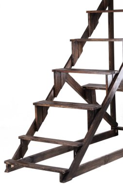 Ahşap merdiven üzerinde beyaz izole