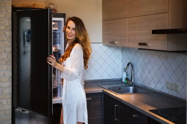 Красивая Девушка Халате Достает Еду Холодильника Утром — стоковое фото