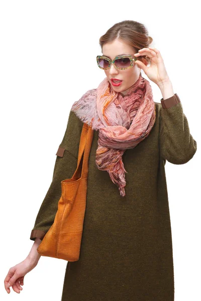 Porträt Des Models Langem Warmem Wollkleid Seidentuch Handtasche Und Sonnenbrille — Stockfoto