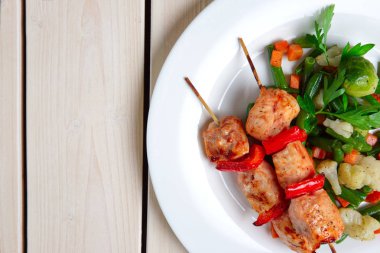 Kavrulmuş sebze ile shashlyk