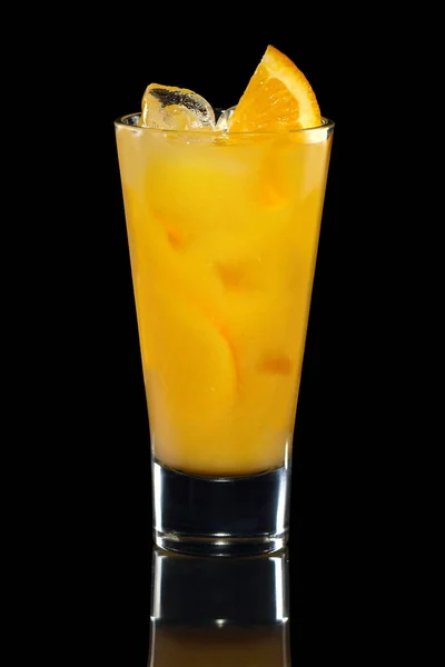 Glas Kalte Orangenlimonade Isoliert Auf Schwarz — Stockfoto