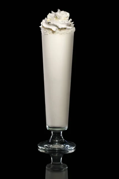 Coctel Leche Coco Con Crema Batida Chips Coco Aislados Negro — Foto de Stock