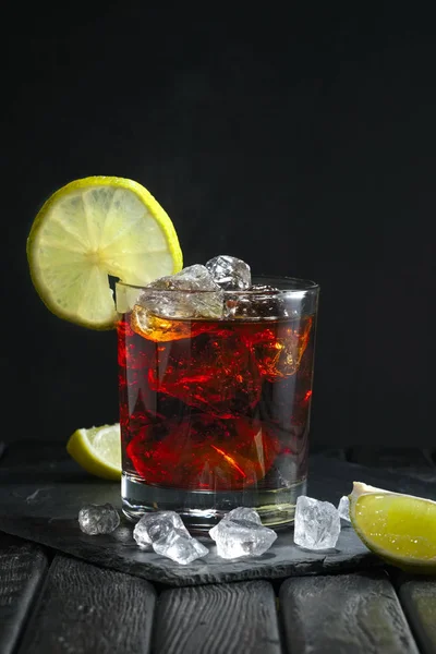 Cocktail Rhum Cola Sur Fond Sombre — Photo