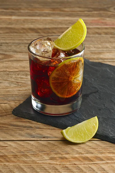 Rum Cola Cocktail Houten Achtergrond — Stockfoto