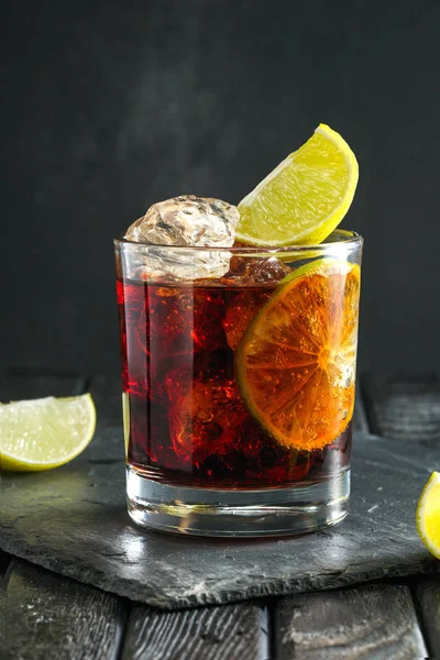Cocktail Rhum Cola Sur Fond Sombre — Photo