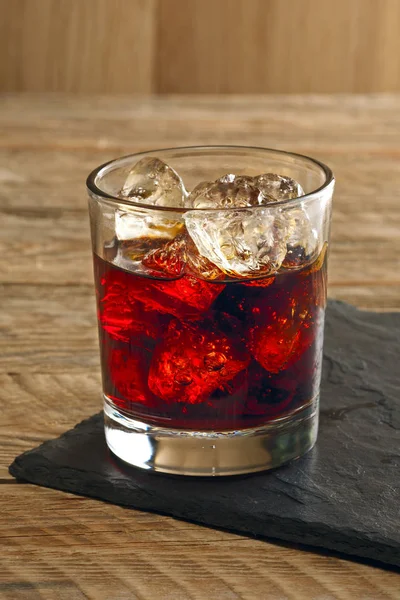 Ρούμι Και Κόκα Κόλα Cocktail Ξύλινη Φόντο — Φωτογραφία Αρχείου