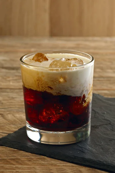 鸡尾酒白色俄语 伏特加 咖啡酒 奶油和冰 — 图库照片