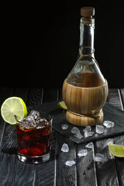 Kall Cocktail Med Vodka Lime Och Kaffe Sprit Och Flaskan — Stockfoto