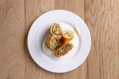 Derin yağda kızartılmış krep ham ile doldurulmuş ve eritilmiş peynir ile kaplı