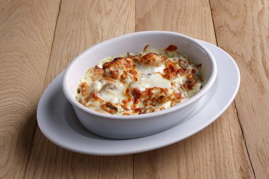 Kızartılmış jambon, pastırma, patates ile eritilmiş peynir kaplı