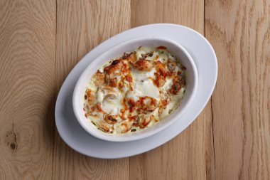 Kızartılmış jambon, pastırma, patates ile eritilmiş peynir kaplı