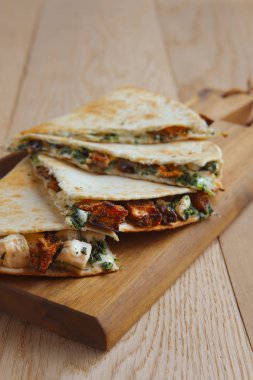 Et, sebze ve peynir ahşap plaka üzerinde ekmeği dolması