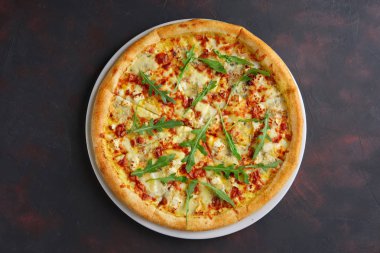 Dört kalın kabuk ile lezzetli pizza peynir 