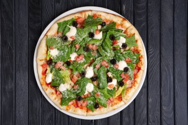 Pizza jambon, beyaz peynir, hamsi ve marul salatası ile üstten görünüm