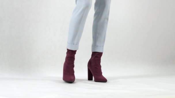 カジュアルな女性の秋服 ブーツ ズボン 暖かいセーターの女性 — ストック動画