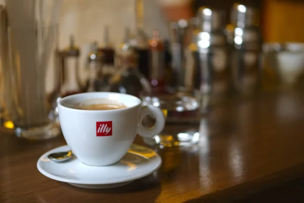 Foto Foco Suave Xícara Café Balcão Bar Com Fundo Borrado — Fotografia de Stock