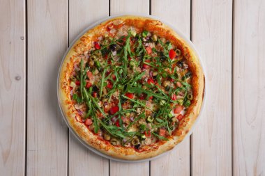 Mantar, kabak, biber, soğan ve roka ile pizza