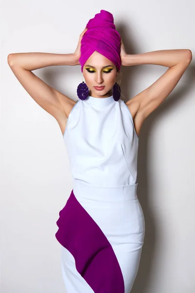 Retrato Modelo Moda Bonita Vestido Equipado Turbante Cabeça Maquiagem Brilhante — Fotografia de Stock
