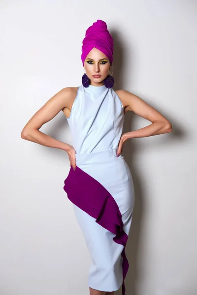 Retrato Modelo Moda Bonita Vestido Equipado Turbante Cabeça Maquiagem Brilhante — Fotografia de Stock