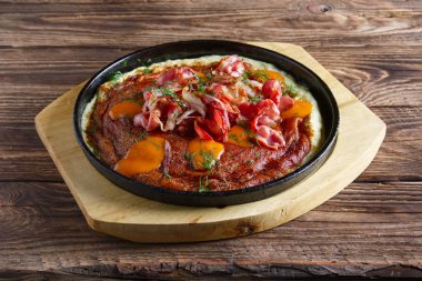 Pastırmalı omlet. Kırsal kahvaltı.